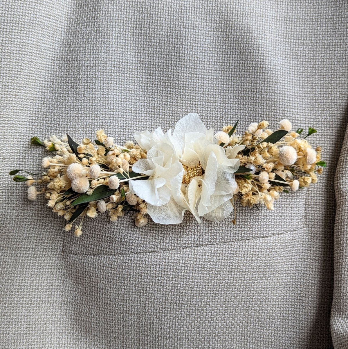 Boutonnière de marié artisanale stabilisées blanches & vertes, Virginie – Image 2