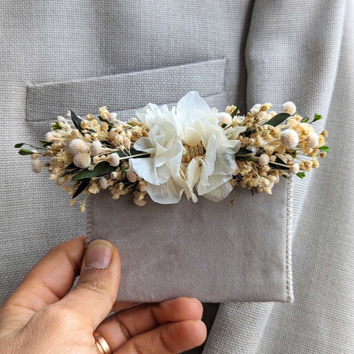 Boutonnière de marié artisanale stabilisées blanches & vertes, Virginie – Image 4