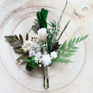 Boutonnière de marié artisanale en fleurs stabilisées aux nuances de vert et blanc, Élias