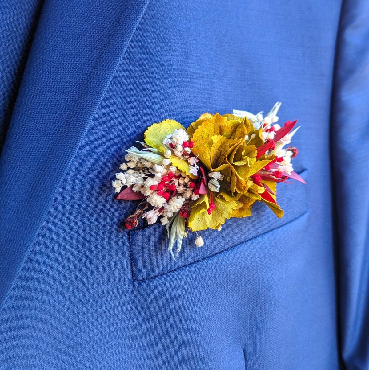 Boutonnière de marié artisanale en fleurs séchées & stabilisées safran, Dahlia – Image 4