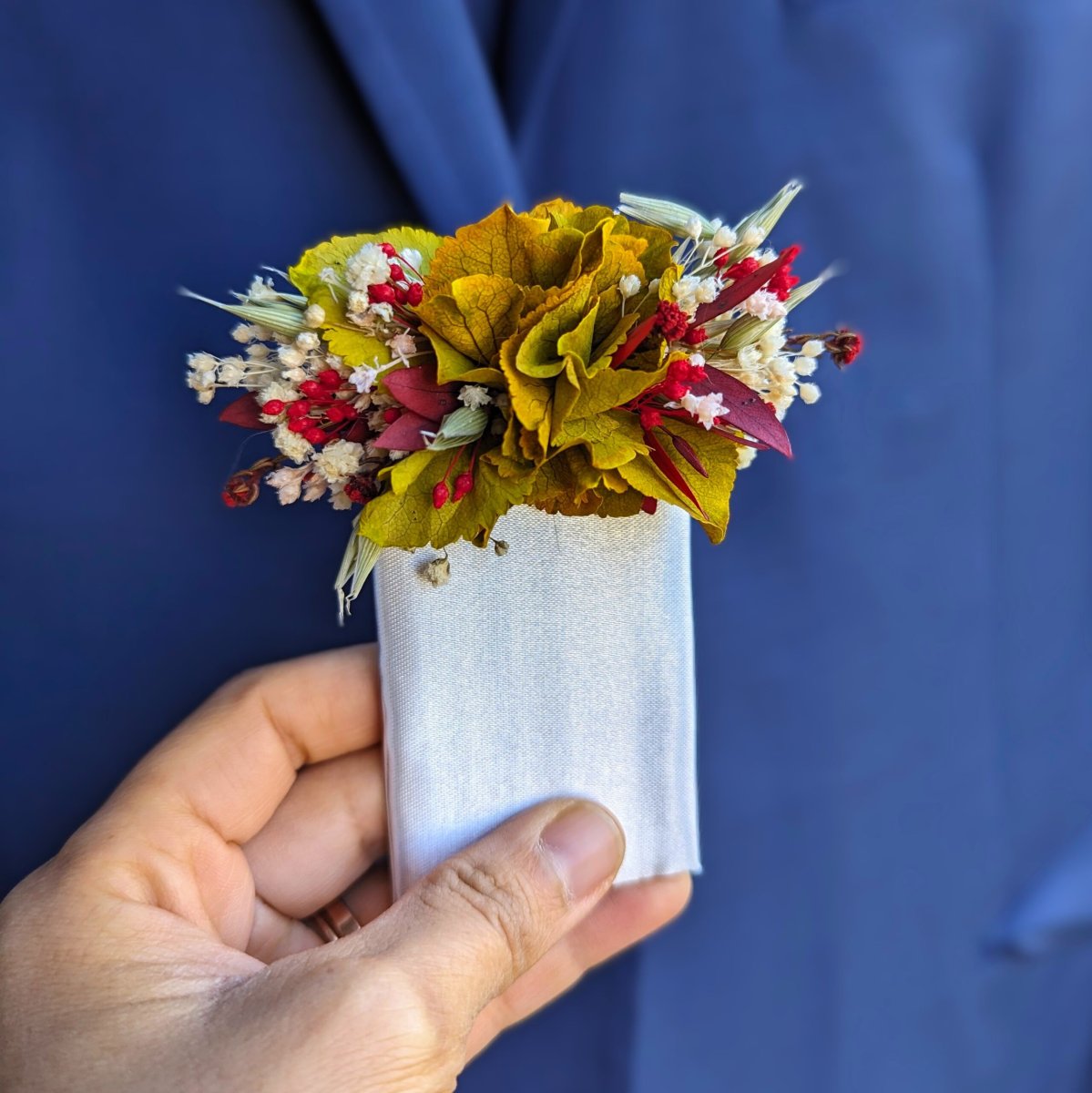 Boutonnière de marié artisanale en fleurs séchées & stabilisées safran, Dahlia – Image 3