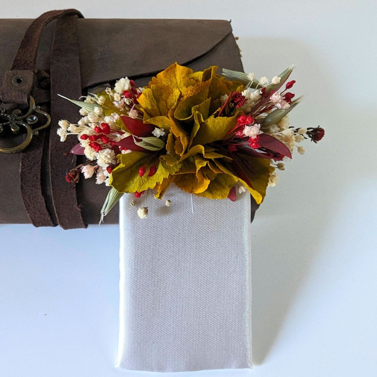 Boutonnière de marié artisanale en fleurs séchées & stabilisées safran, Dahlia – Image 5
