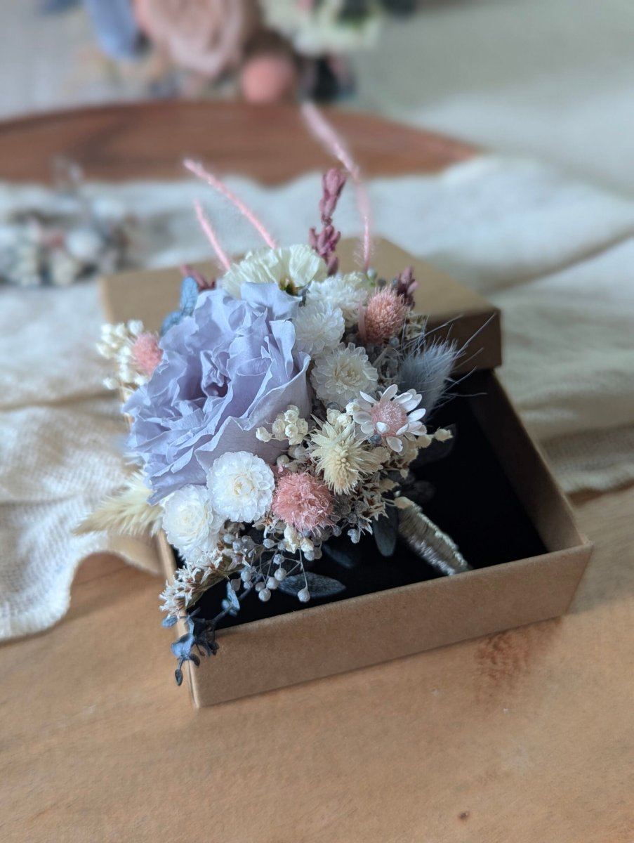 Boutonnière de marié romantique avec rose éternelle et fleurs séchées, Pauline – Image 4