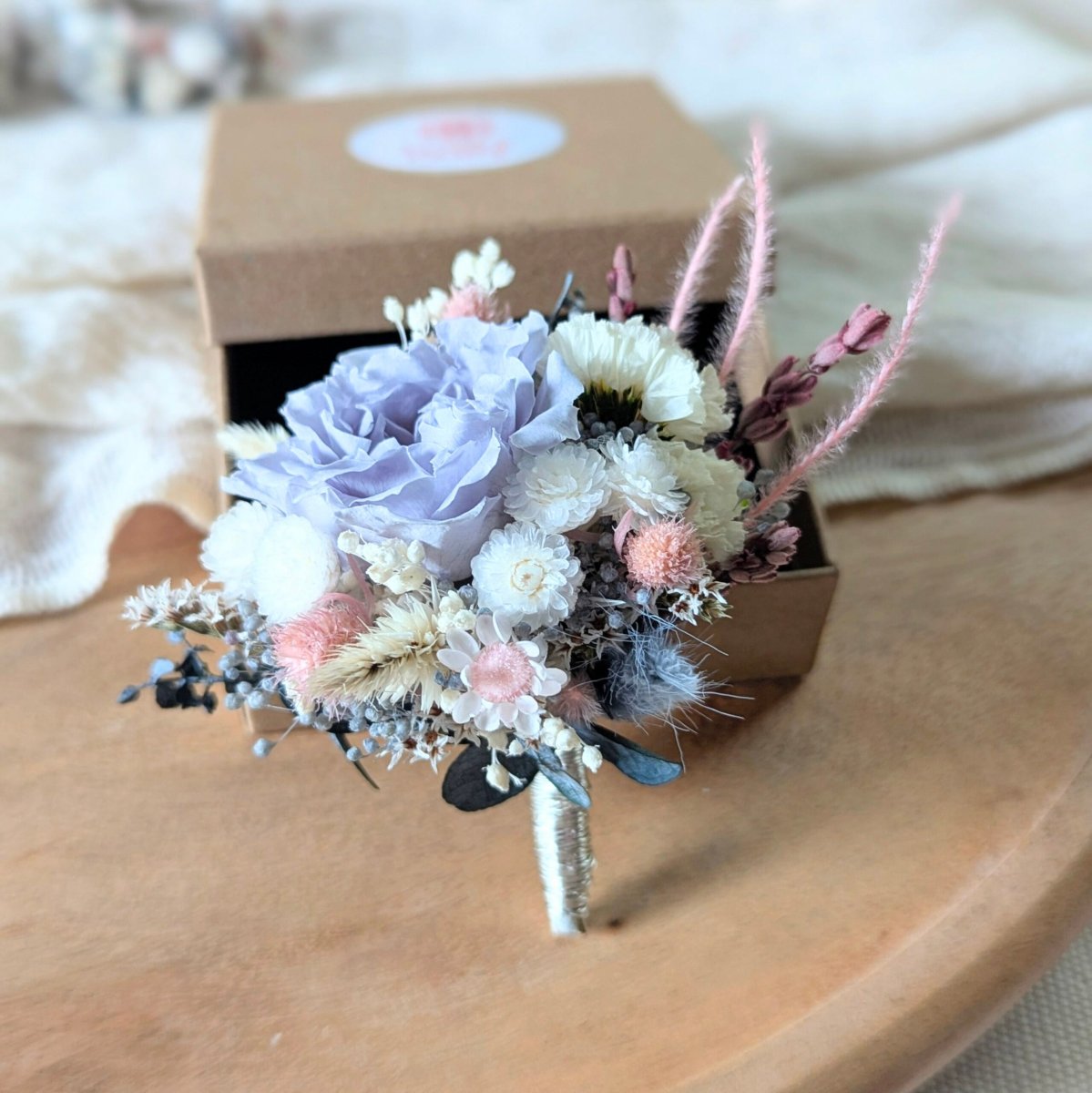 Boutonnière de marié romantique avec rose éternelle et fleurs séchées, Pauline – Image 2