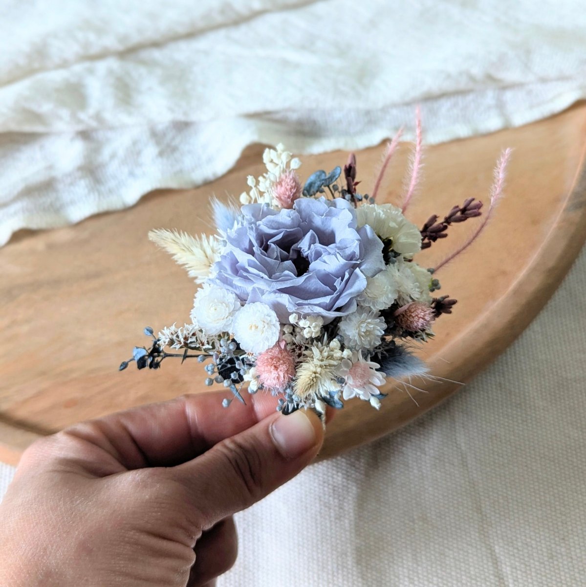 Boutonnière de marié romantique avec rose éternelle et fleurs séchées, Pauline – Image 3