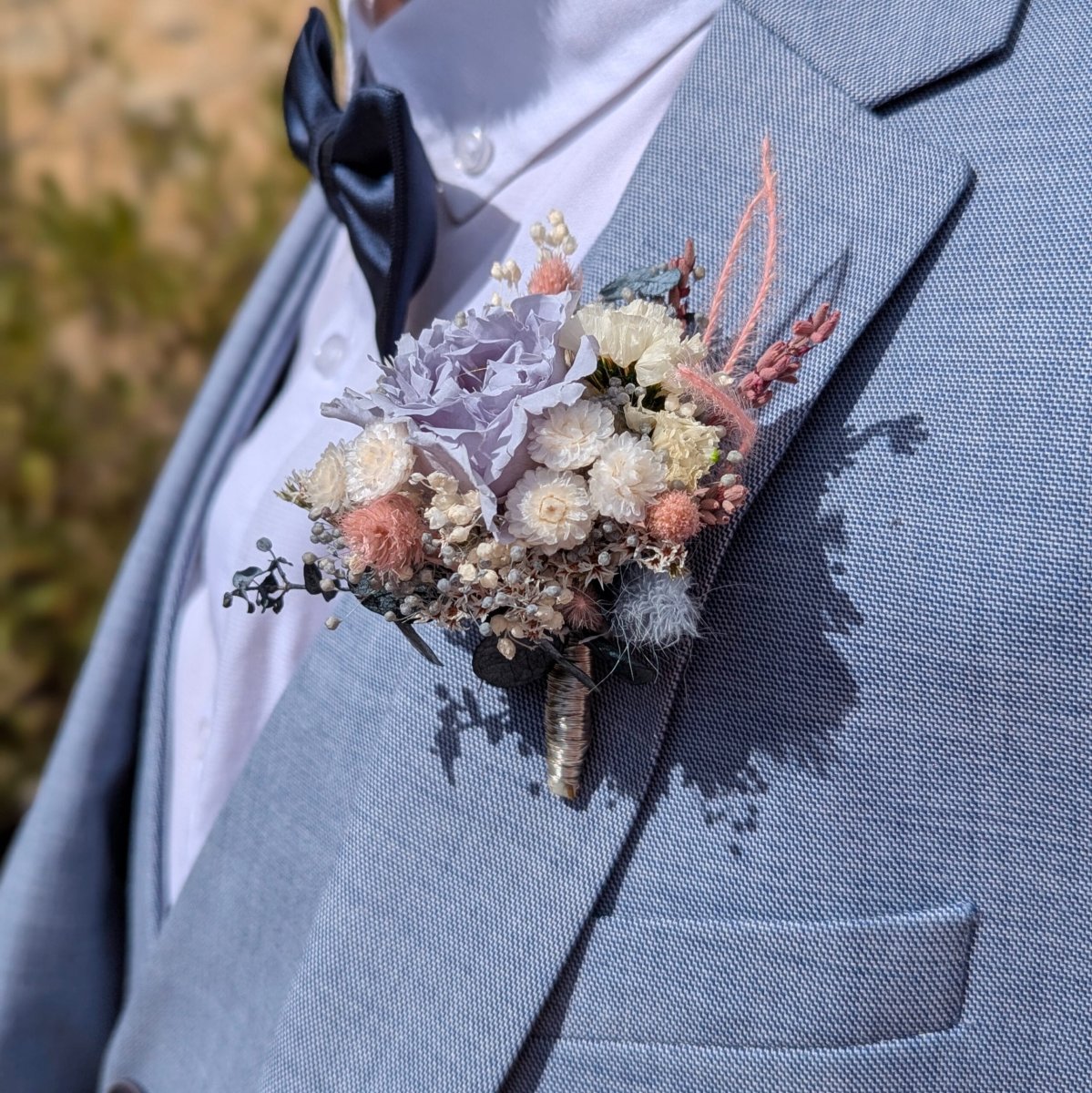 Boutonnière de marié romantique avec rose éternelle et fleurs séchées, Pauline – Image 5