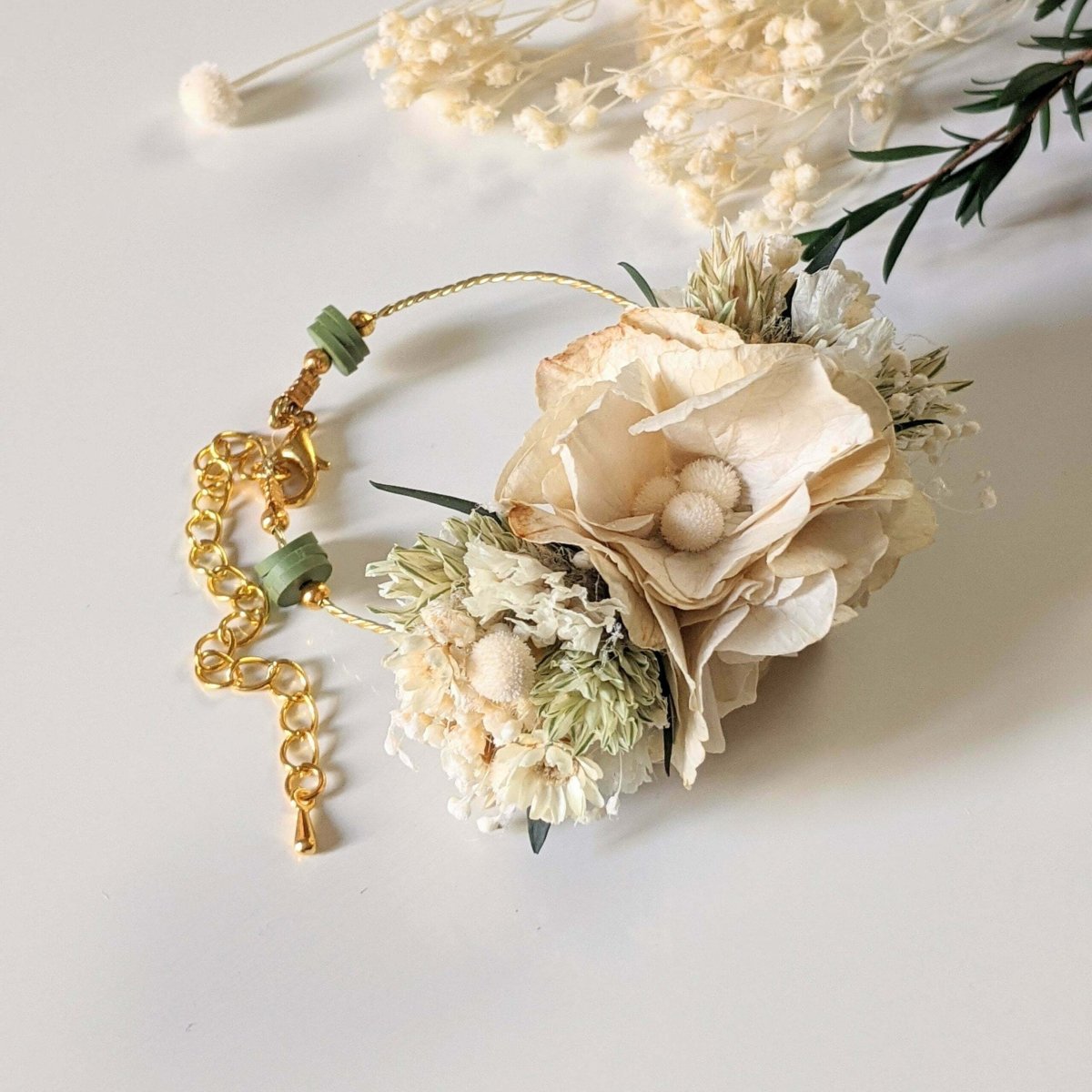 Bracelet de mariée artisanal en fleurs séchées & fleurs stabilisées, Inès – Image 3