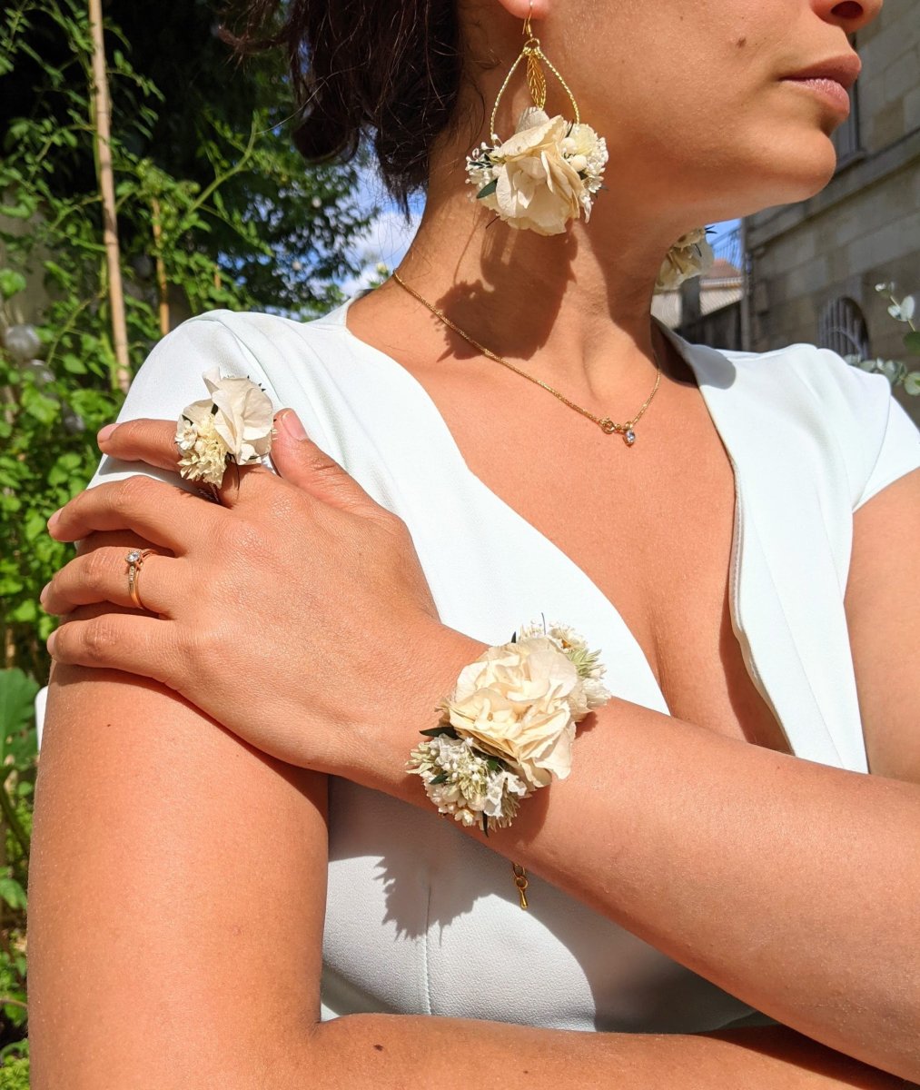 Bracelet de mariée artisanal en fleurs séchées & fleurs stabilisées, Inès – Image 4