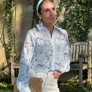 Top bleu broderie florale ajourée LIA