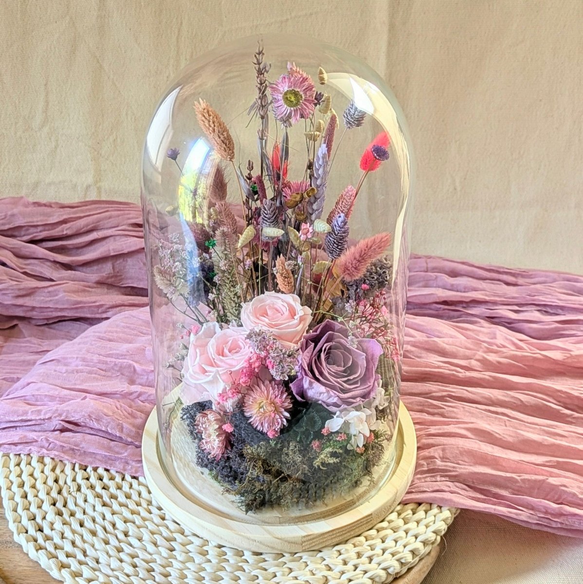 Cloche en verre avec rose éternelle et fleurs stabilisées, Mathilde – Image 4