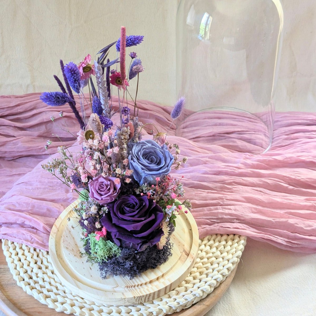 Cloche en verre avec rose éternelle et fleurs stabilisées, Mathilde – Image 3
