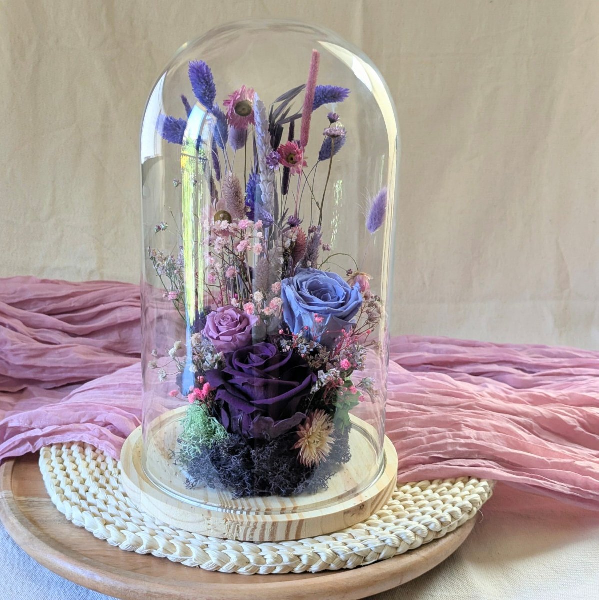Cloche en verre avec rose éternelle et fleurs stabilisées, Mathilde – Image 2