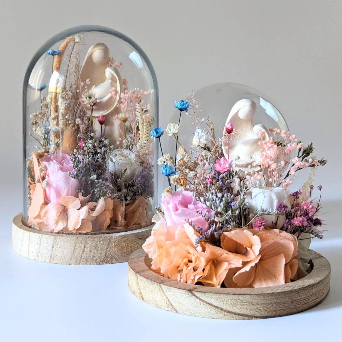 Cloche en verre avec fleurs éternelles et statuette artisanale en bois Val Gardena, Maria – Image 2