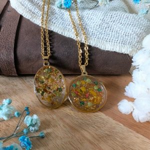 Collier de fleurs séchées dans les tons verts, safran, Victoire