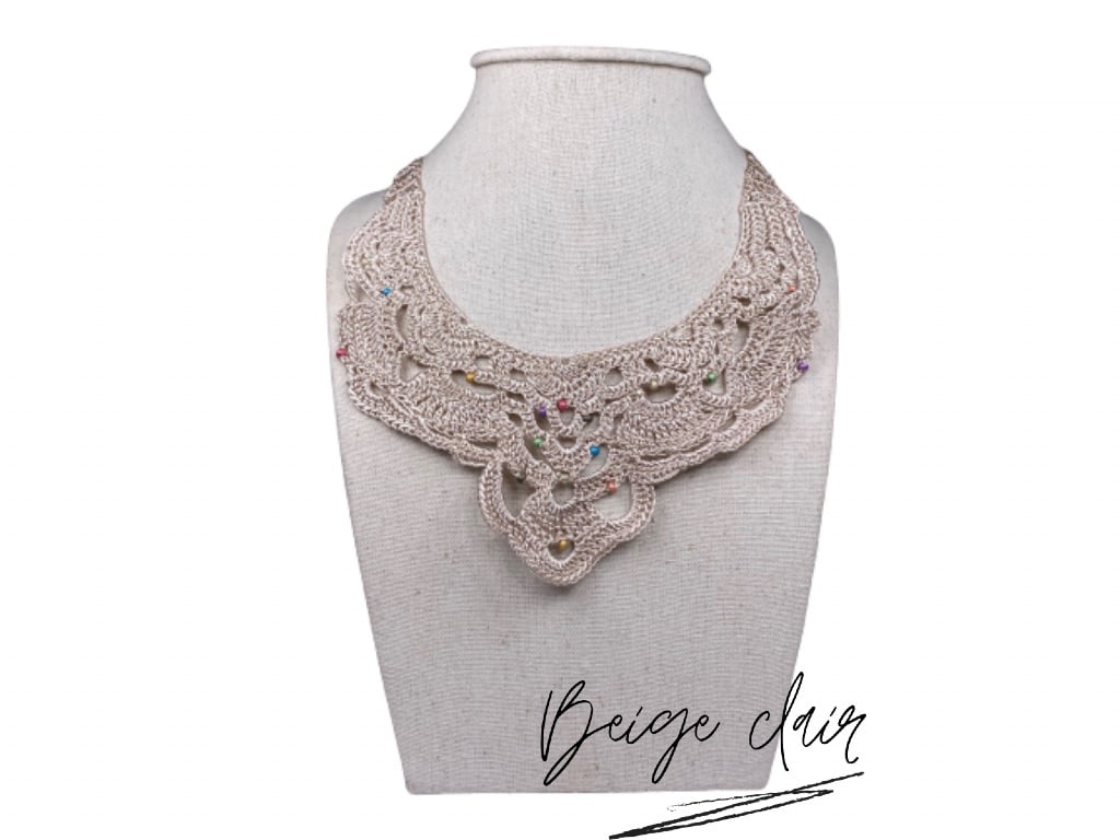 Collier plastron dentelle et perles de verre – Image 9