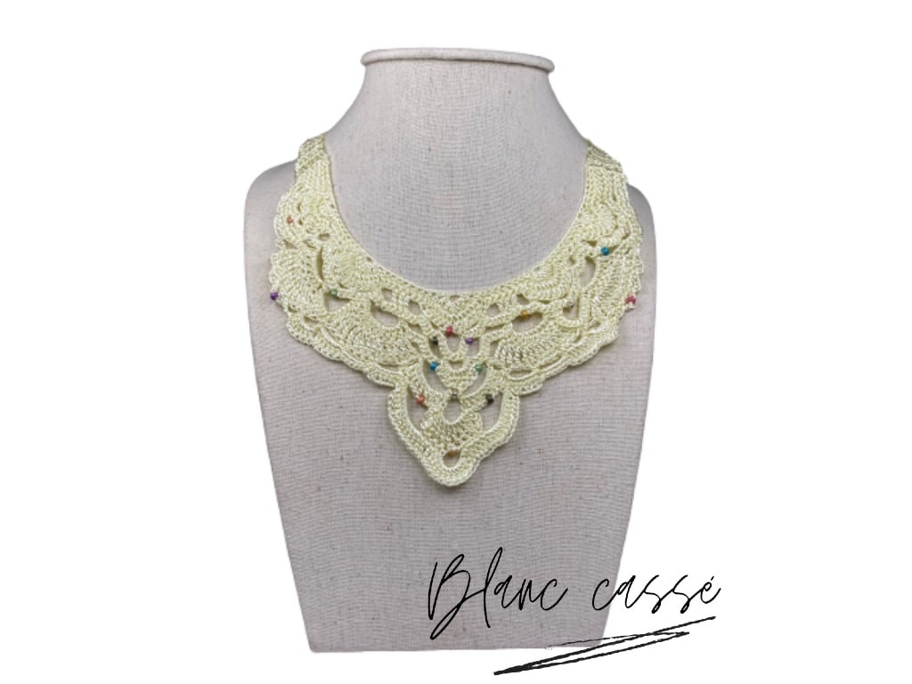 Collier plastron dentelle et perles de verre – Image 6