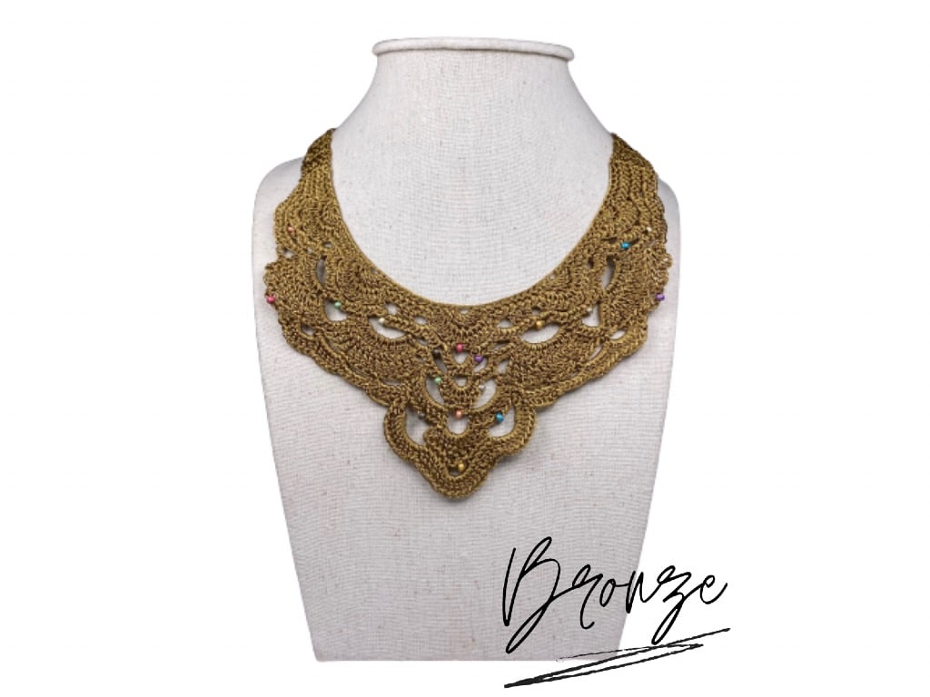 Collier plastron dentelle et perles de verre – Image 8