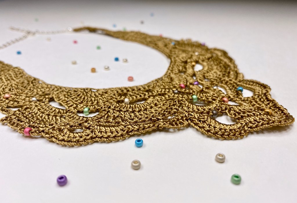 Collier plastron dentelle et perles de verre – Image 3