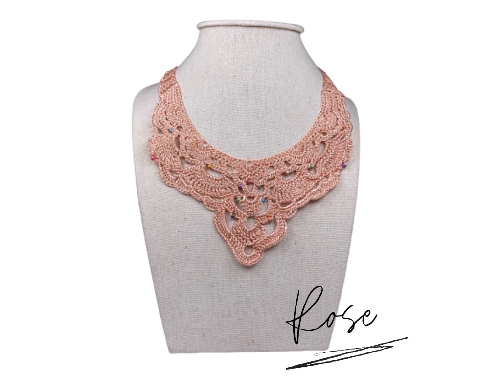 Collier plastron dentelle et perles de verre – Image 7