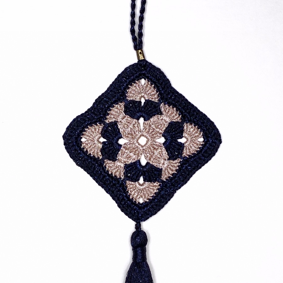 Déco en dentelle au crochet bicolore – Image 3