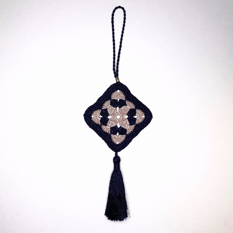 Déco en dentelle au crochet bicolore – Image 4