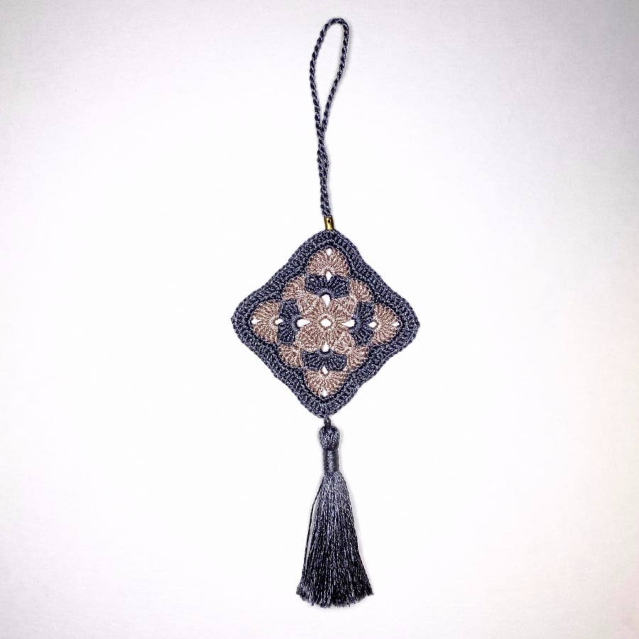 Déco en dentelle au crochet bicolore – Image 6