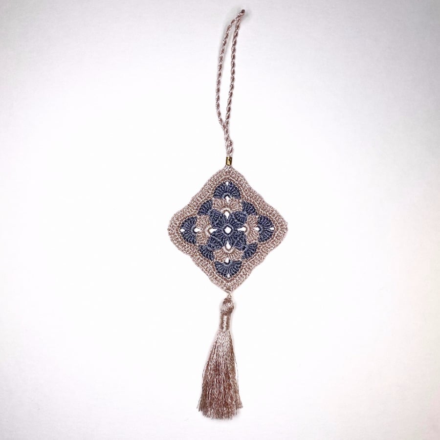 Déco en dentelle au crochet bicolore – Image 8