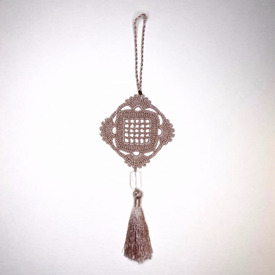 Déco en dentelle au crochet et perle – Image 9