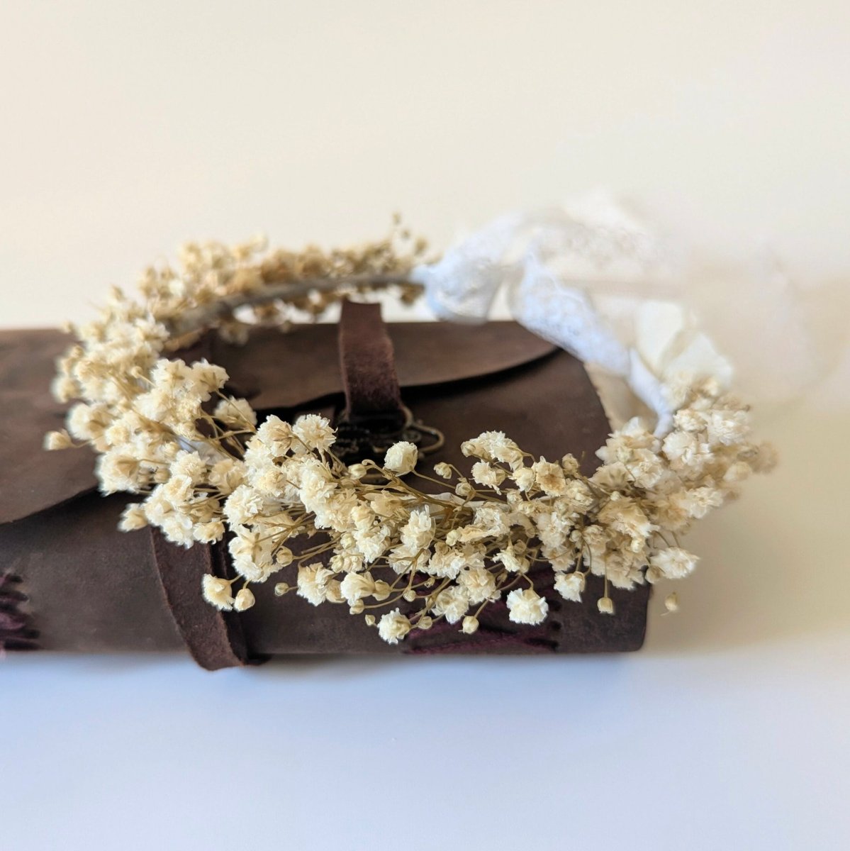 Demi-couronne de cheveux en gypsophile stabilisée blanc ivoire, Alma – Image 2