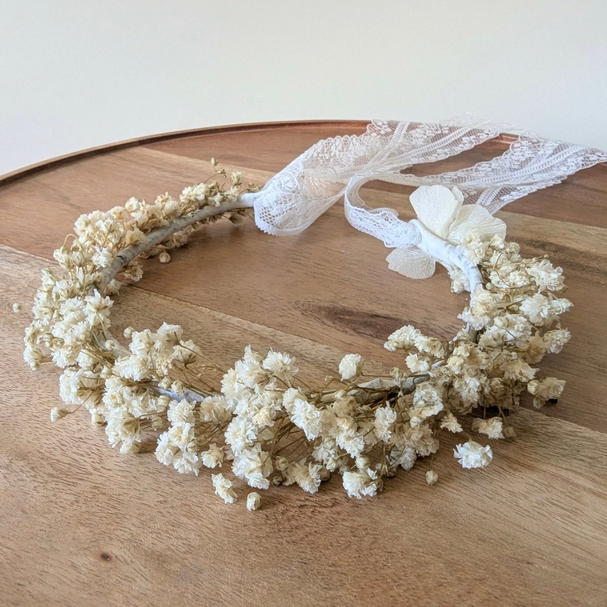 Demi-couronne de cheveux en gypsophile stabilisée blanc ivoire, Alma – Image 3