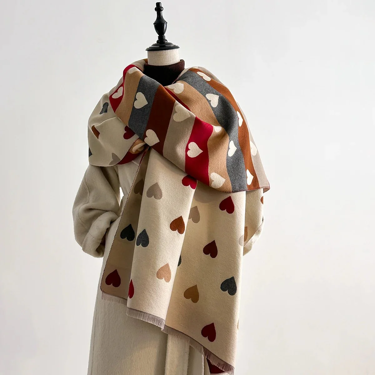 Echarpe et Châle Femme Imprimé de Coeurs – Image 4