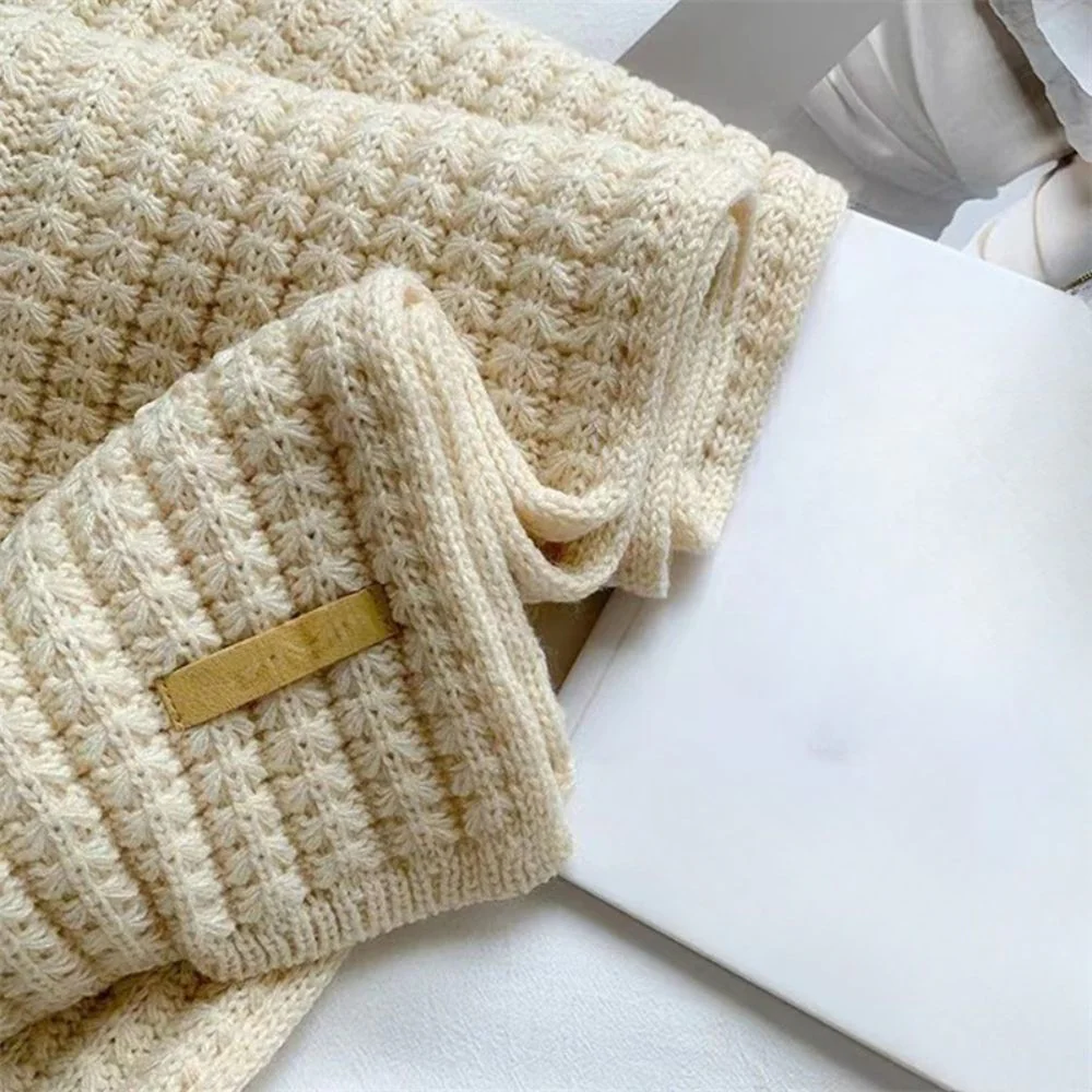 Écharpe tricotée épaisse crème et rouge – Image 4