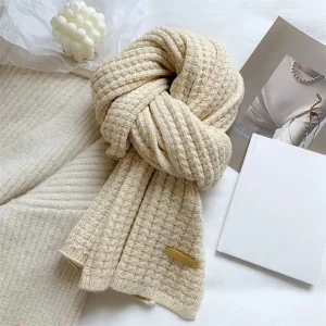 Écharpe tricotée épaisse crème et rouge