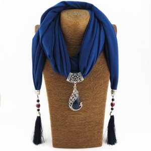 Foulard bijou chic avec pendentif