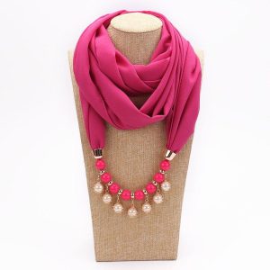 Foulard design avec pendentif