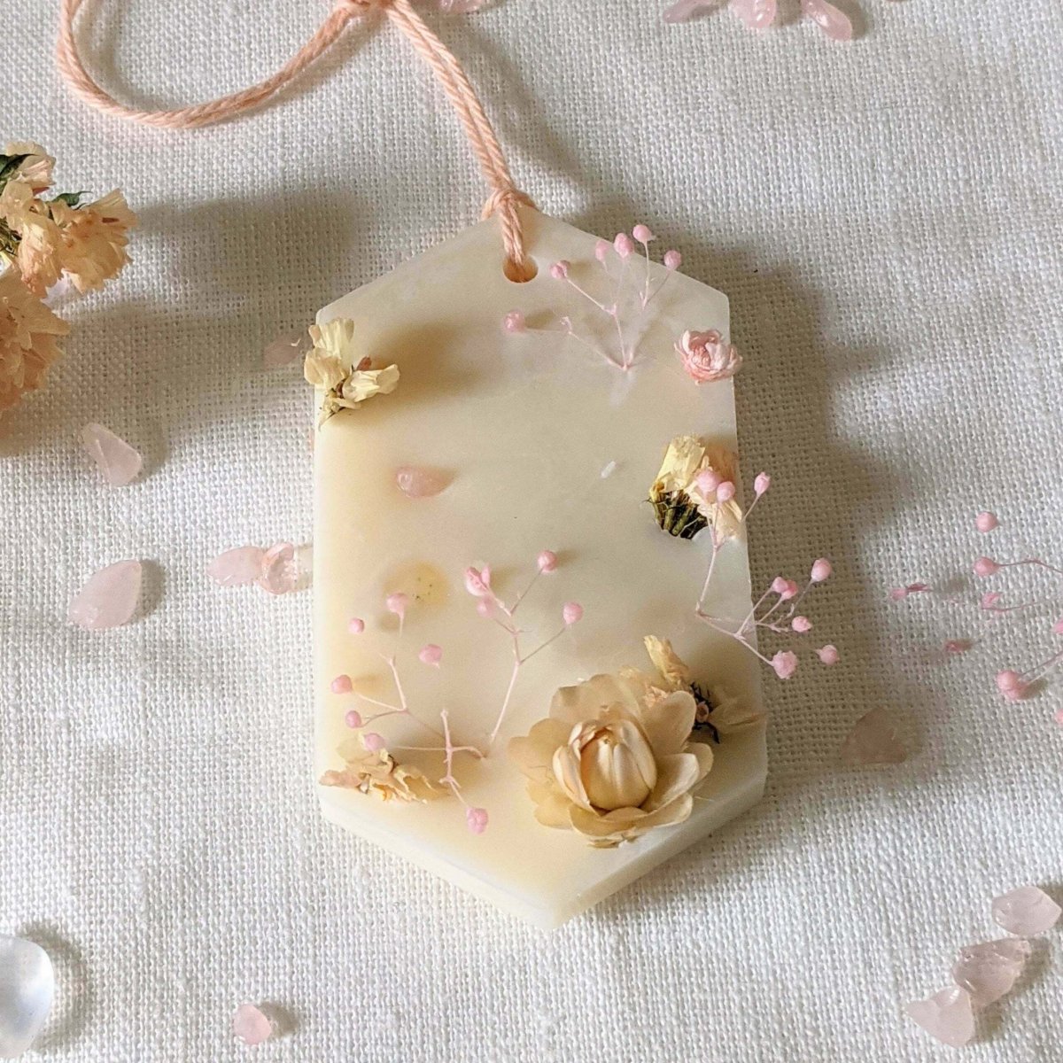 Galet en cire de soja parfum jasmin, orné de cristaux naturels & de fleurs séchées, Castille – Image 4