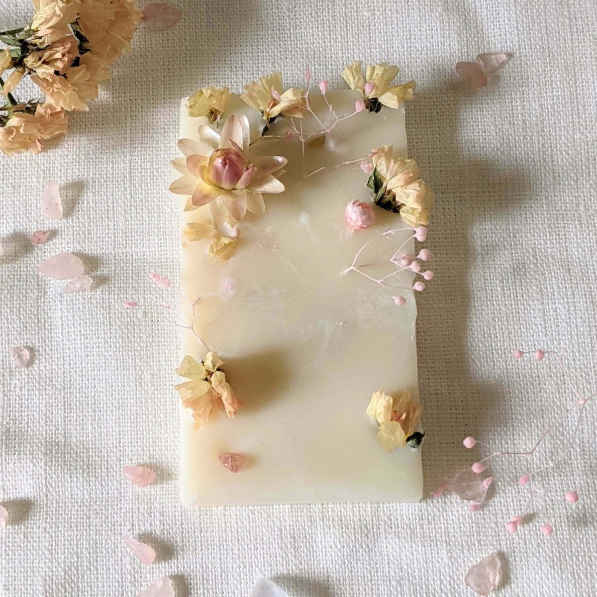 Galet en cire de soja parfum jasmin, orné de cristaux naturels & de fleurs séchées, Castille – Image 3