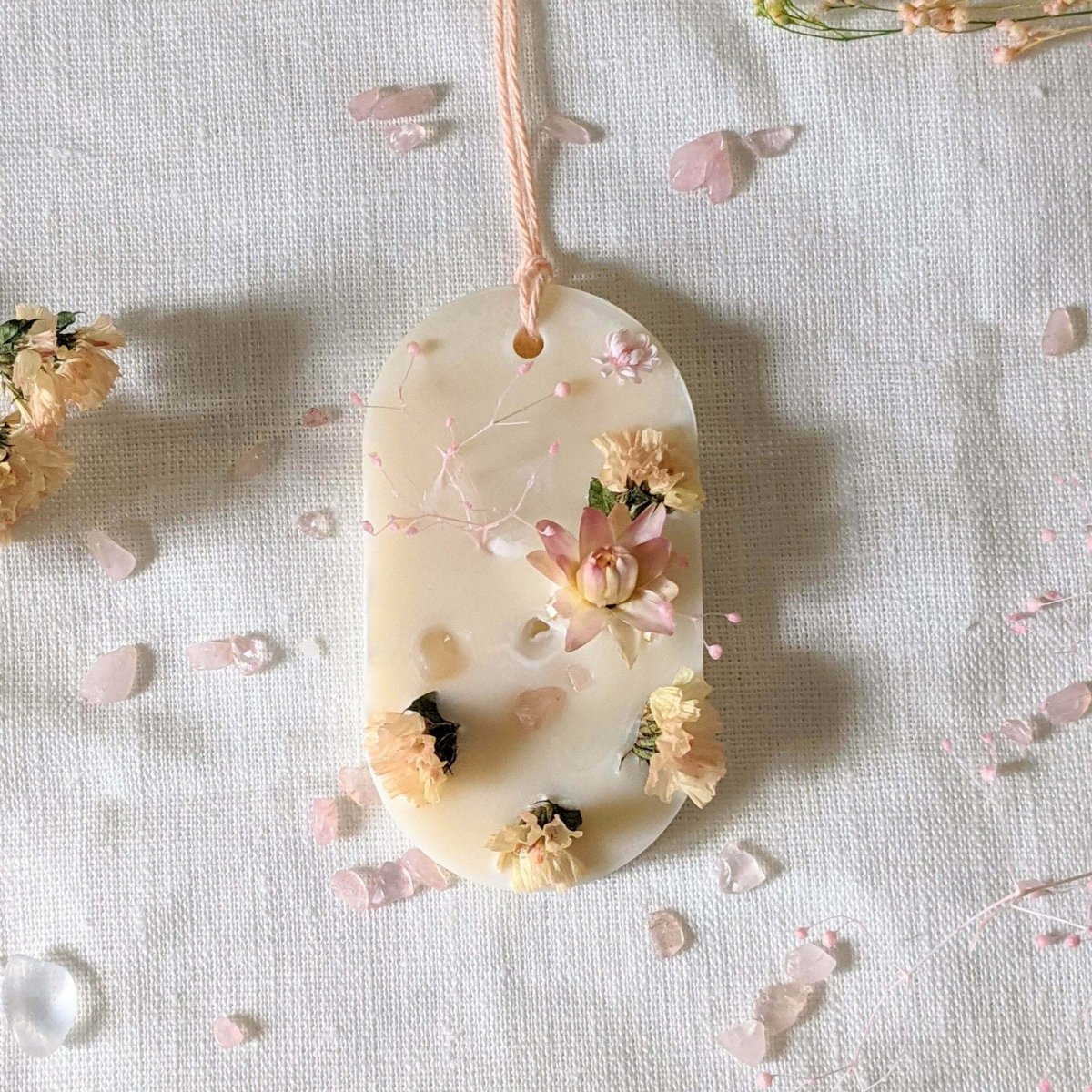 Galet en cire de soja parfum jasmin, orné de cristaux naturels & de fleurs séchées, Castille – Image 5