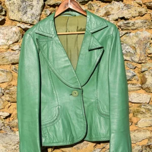 Blazer cuir vert pâle.
