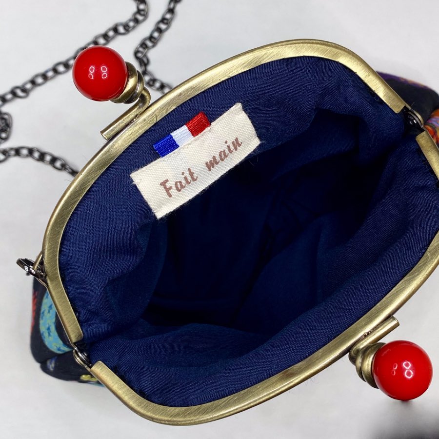 Petit sac noir en velours brodé de fleurs – Image 5