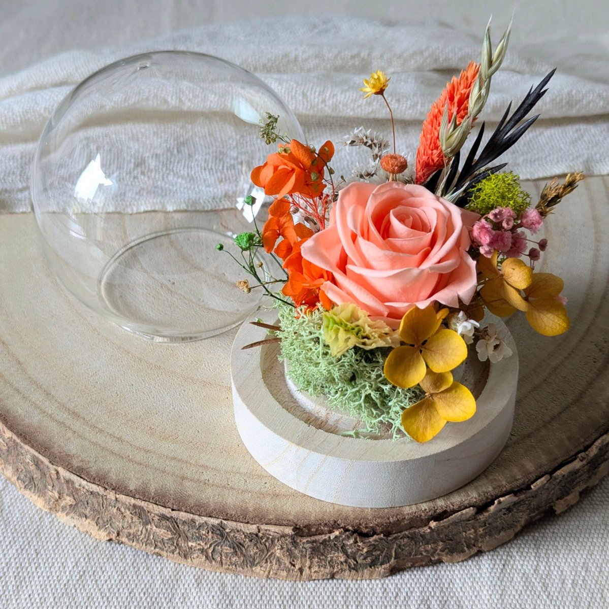 Mini cloche en verre avec rose éternelle & fleurs stabilisées, Élodie – Image 2
