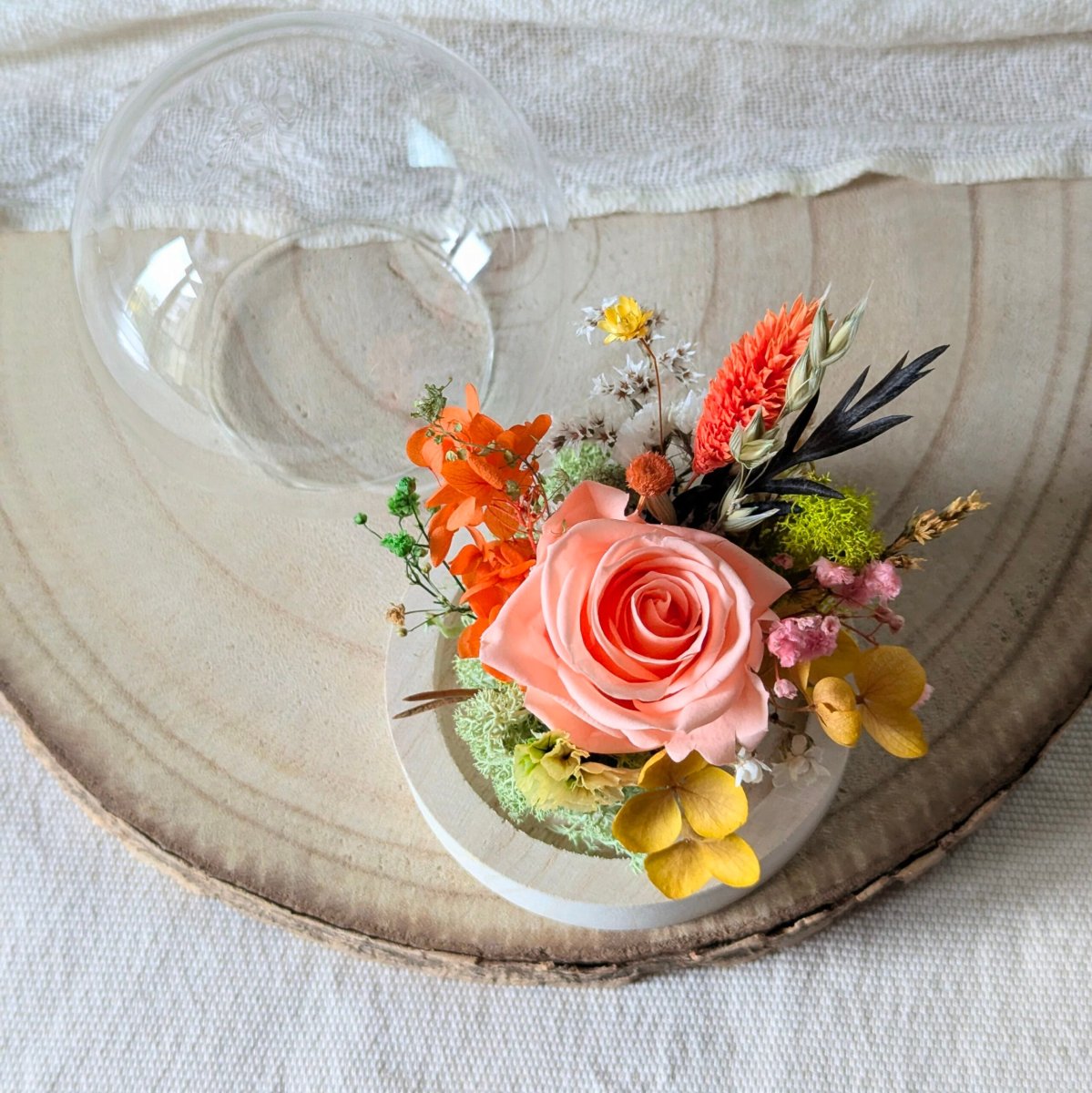 Mini cloche en verre avec rose éternelle & fleurs stabilisées, Élodie – Image 3