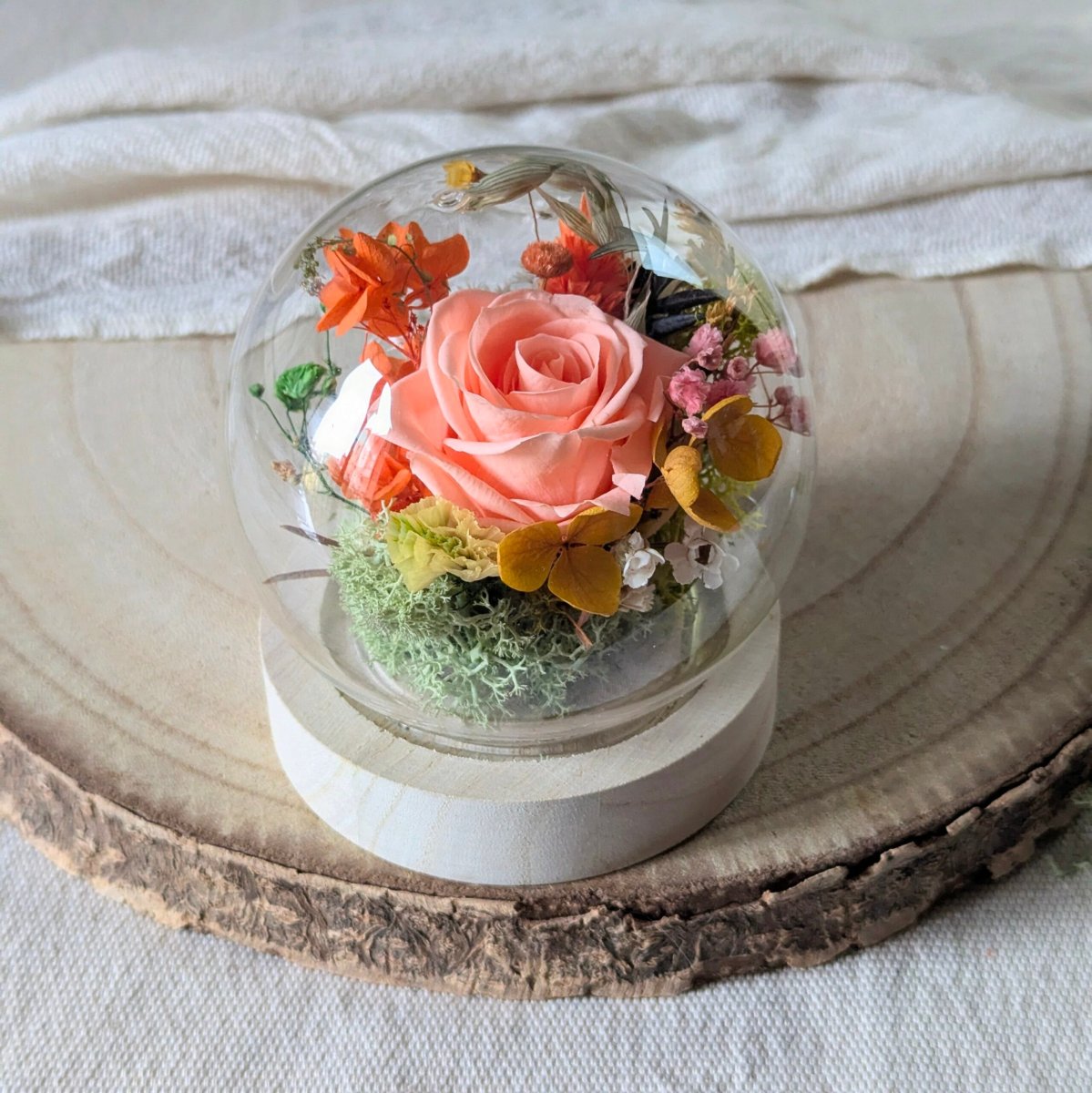 Mini cloche en verre avec rose éternelle & fleurs stabilisées, Élodie – Image 4