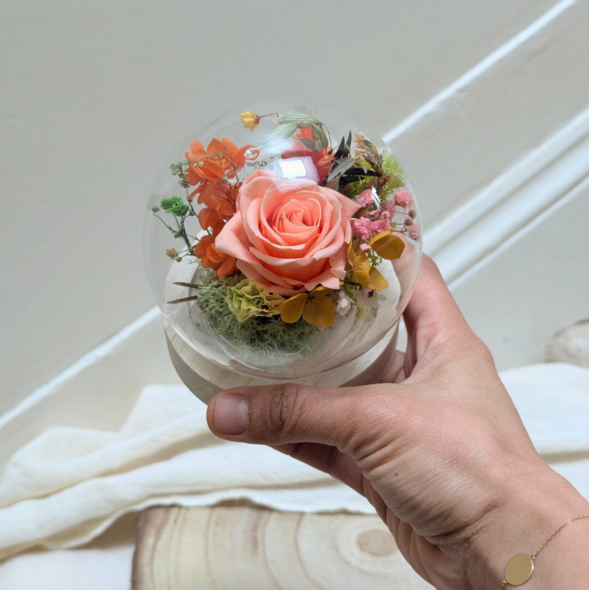 Mini cloche en verre avec rose éternelle & fleurs stabilisées, Élodie – Image 5