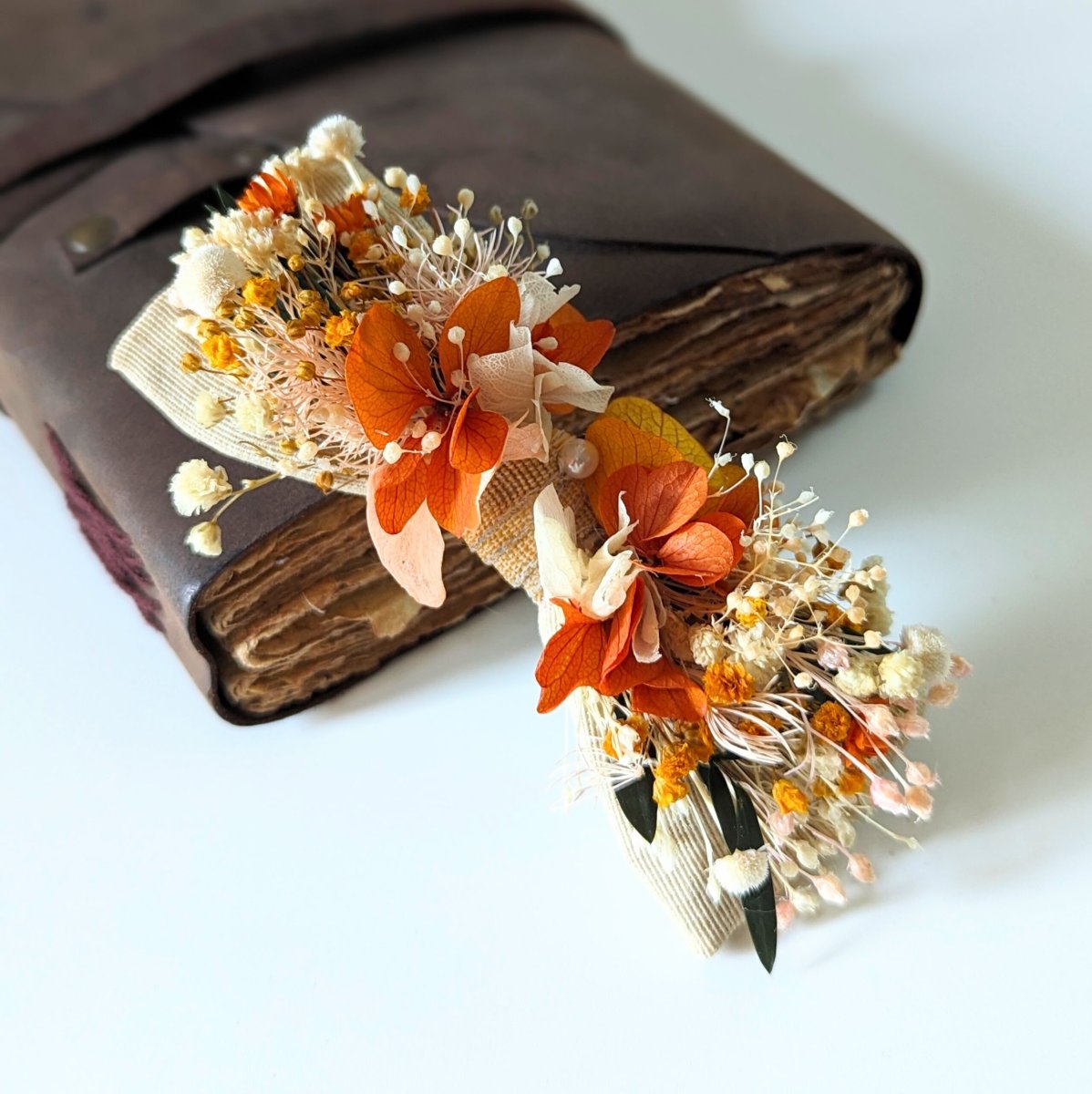 Nœud papillon de marié artisanal en fleurs stabilisées orangées, Chloé – Image 4