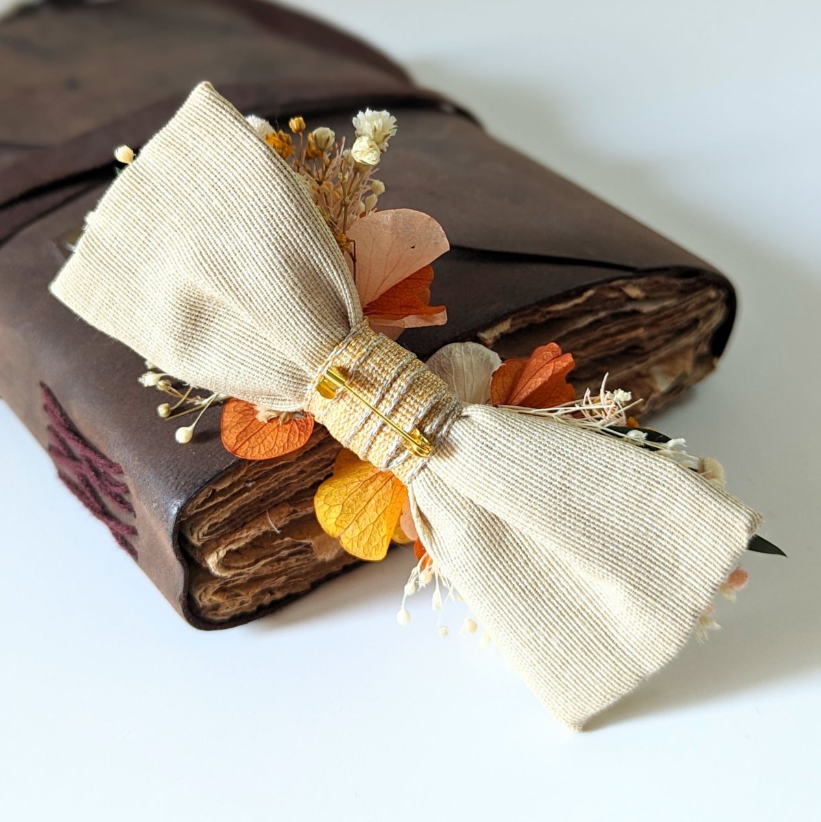 Nœud papillon de marié artisanal en fleurs stabilisées orangées, Chloé – Image 5