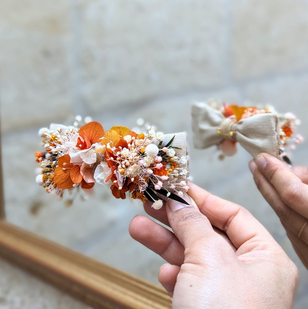 Nœud papillon de marié artisanal en fleurs stabilisées orangées, Chloé – Image 3