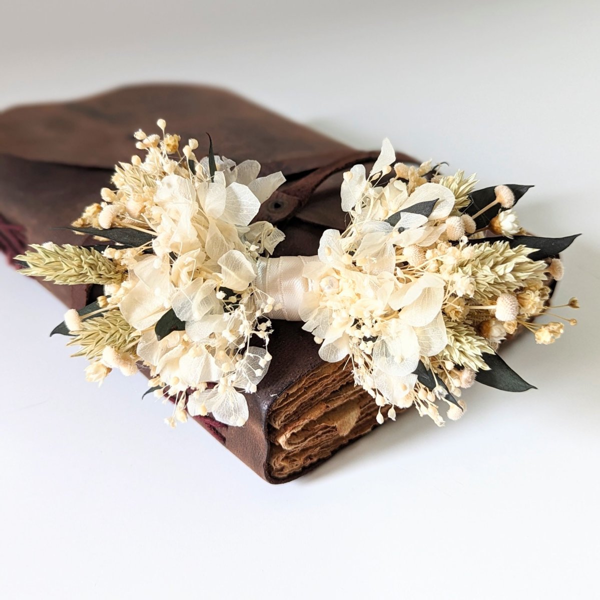 Nœud papillon de marié artisanal en fleurs stabilisées aux nuances blanc, vert, Inès – Image 2