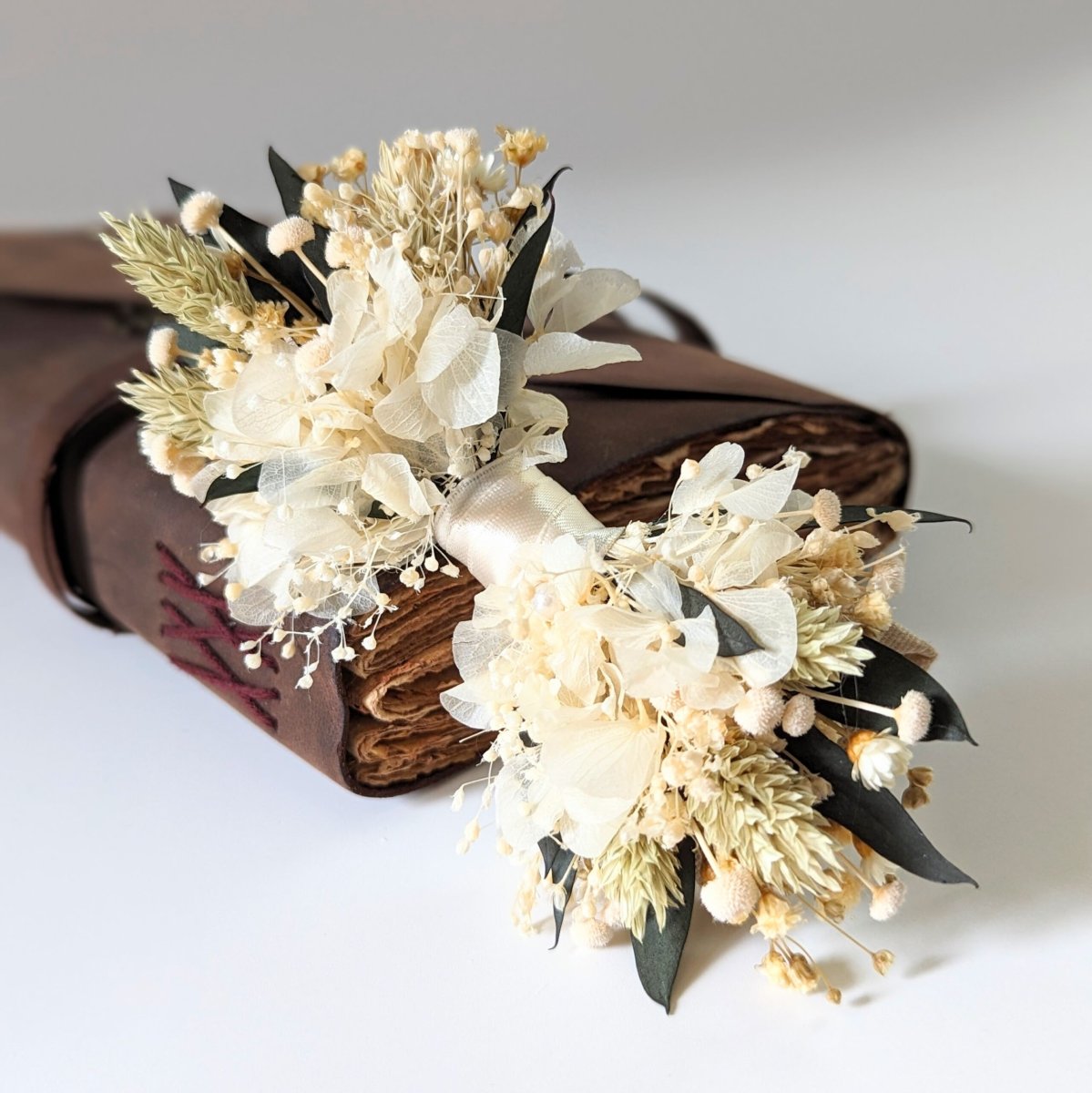 Nœud papillon de marié artisanal en fleurs stabilisées aux nuances blanc, vert, Inès – Image 3