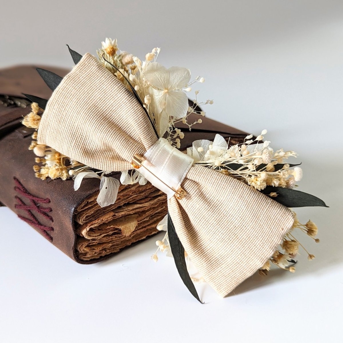 Nœud papillon de marié artisanal en fleurs stabilisées aux nuances blanc, vert, Inès – Image 4